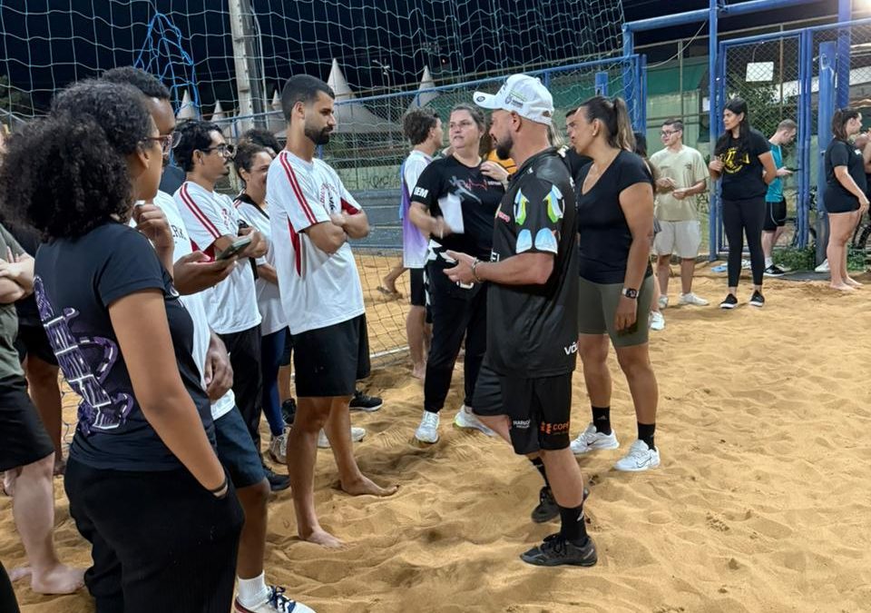 Da sala de aula para a areia: estudantes da UEM vivenciam a rotina do vôlei de praia com a AMVP